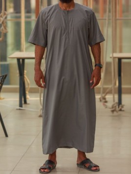 Kortærmet grå Qamis i...