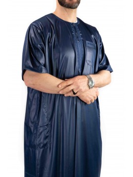 Qamis azul-marinho...